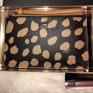 ⭐️⭐️Brand New Coach Small Wristlet⭐️⭐️